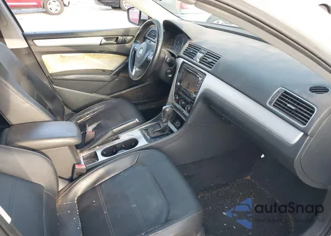 2013 Volkswagen Passat 2.5L Se z USA, uszkodzony, nr VIN 1VWBH7A37DC007452